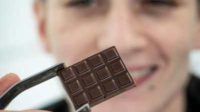 Carré de chocolat fait pendant le stage de chocolatier dans un atelier de chocolaterie avec une artisane chocolatière dans le Béarn
