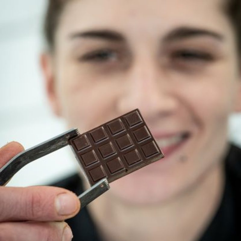 Carré de chocolat fait pendant le stage de chocolatier dans un atelier de chocolaterie avec une artisane chocolatière dans le Béarn