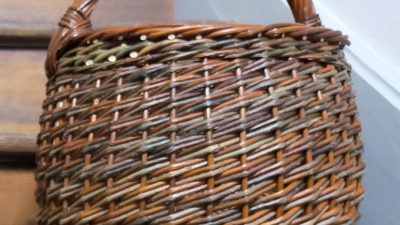 Panier en osier dans l'atelier de vannerie