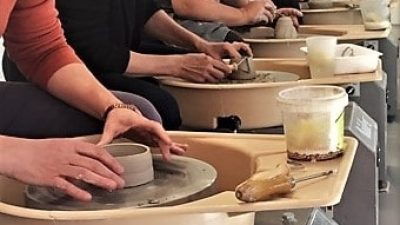 Stagiaires au cours du stage en immersion dans la céramique