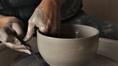 Tournage en céramique et poterie pendant le stage en immersion