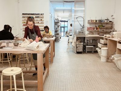 Atelier de la formation céramique avec une céramiste à Bordeaux