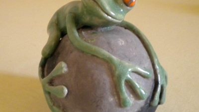 Sculpture grenouille stage exploration de la terre