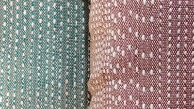 Coussins piqués en laine d'alpaga pendant le stage avec un tisserand