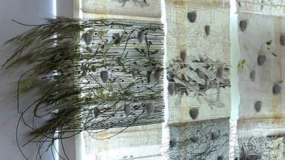 Rideaux en laine pendant le stage avec un tisserand