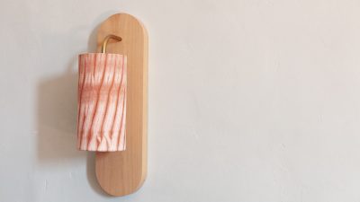 Applique décorative en laine dans l'atelier de tisserand pendant le stage