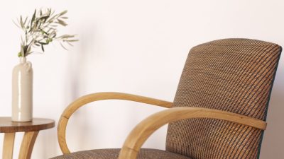 Fauteuil en laine dans l'atelier pendant le stage avec un tisserand