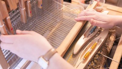 Utilisation du métier à tisser pendant le stage de tisserand en Occitanie vers Perpignan