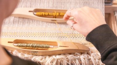 En plein tissage de laine avec un tisserand pendant le stage vers Perpignan en Catalogne