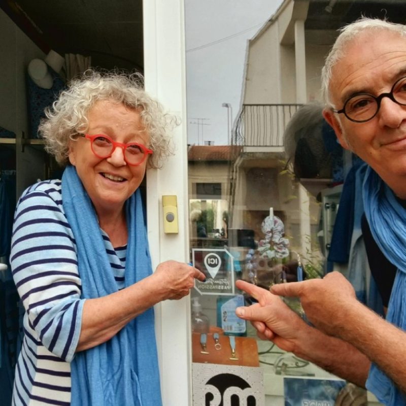 Annette Hardouin et Yves Patissier, couturiers et stylistes à Toulouse qui proposent un stage devant l'atelier