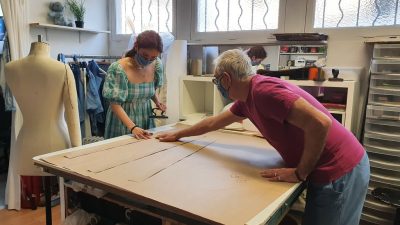 Apprentissage du patronage lors du stage de stylisme et couture à Toulouse