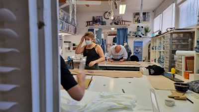 Les stagiaires dans l'atelier pendant le stage de stylisme, couture et patronage à Toulouse