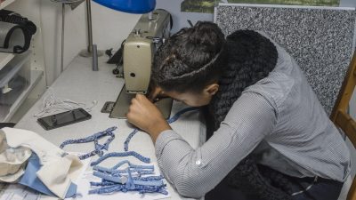 Stagiaire qui apprend la couture pendant le stage de stylisme et patronage à Toulouse