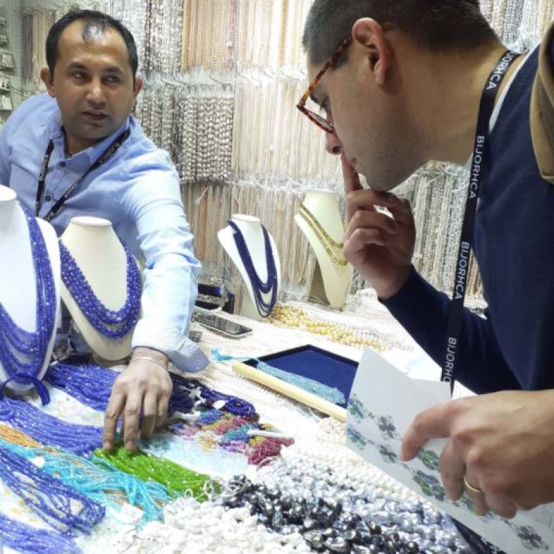 André avec un stagiaire pendant un stage de bijoutier