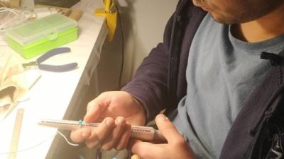 André, bijoutier professionnel pendant le stage de bijouterie