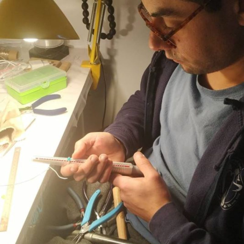 André, bijoutier professionnel pendant le stage de bijouterie