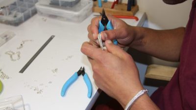 Stagiaire pendant le stage de bijouterie avec un bijoutier