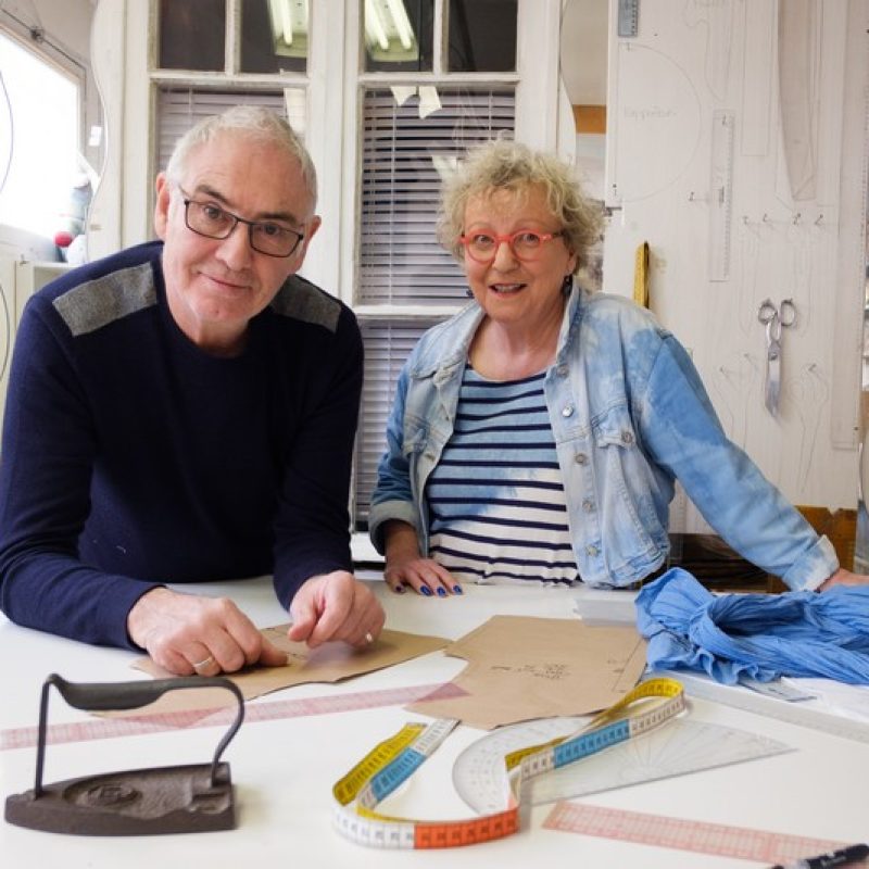 Annette Hardouin et Yves Patissier, couturiers et stylistes à Toulouse qui proposent un stage devant l'atelier