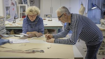 Annette et Yves dessinent un patron pendant le stage de stylisme et couture à Toulouse