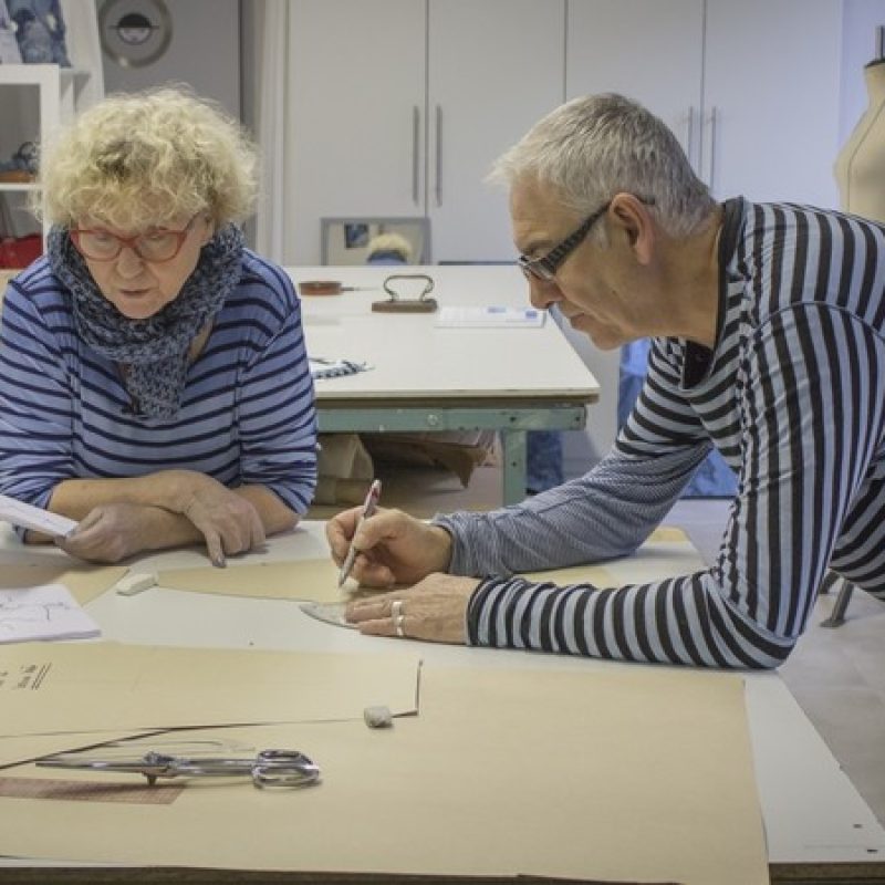 Annette et Yves dessinent un patron pendant le stage de stylisme et couture à Toulouse