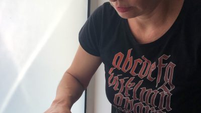 Gravure en cours par Arabelle pendant le stage de linogravure