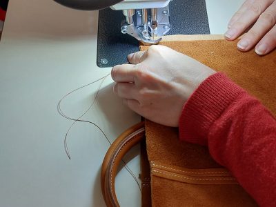 assemblage pendant la formation maroquinerie entre Nantes et Angers