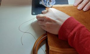 assemblage pendant la formation maroquinerie entre Nantes et Angers