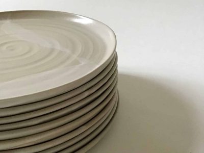 Série d'assiettes en grès formation Tournage en Céramique proche d'Annecy