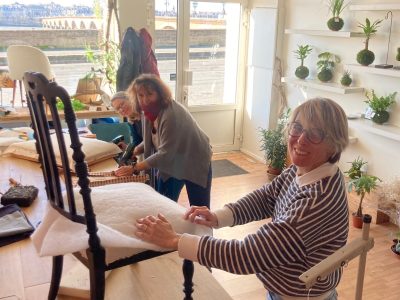 Stagiaires pendant la formation tapissier d'ameublement à Bordeaux