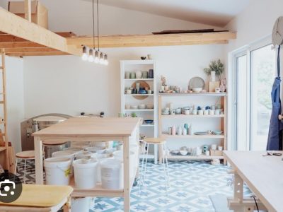 Intérieur de l'atelier de Caroline Guillot, céramiste qui dispense une formation de poterie et céramique vers Nantes