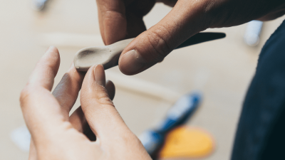 Cuillère en cours pendant le stage céramique et poterie avec une céramiste dans son atelier sur Paris