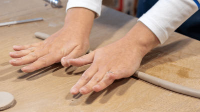 Apprentissage du geste en céramique et poterie avec une céramiste pendant la stage dans son atelier vers Paris