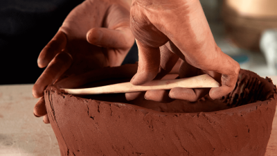 Saladier en cours pendant le stage céramique et poterie avec une céramiste dans son atelier sur Paris