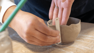 Façonnage pendant le stage de poterie et céramique avec une céramiste vers Paris sur un weekend