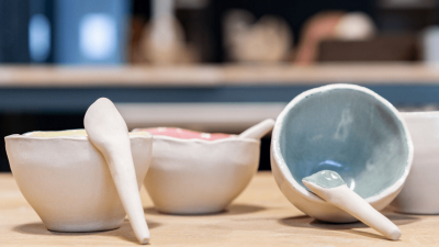 Bols antiques pendant le stage céramique et poterie avec une céramiste dans son atelier sur Paris