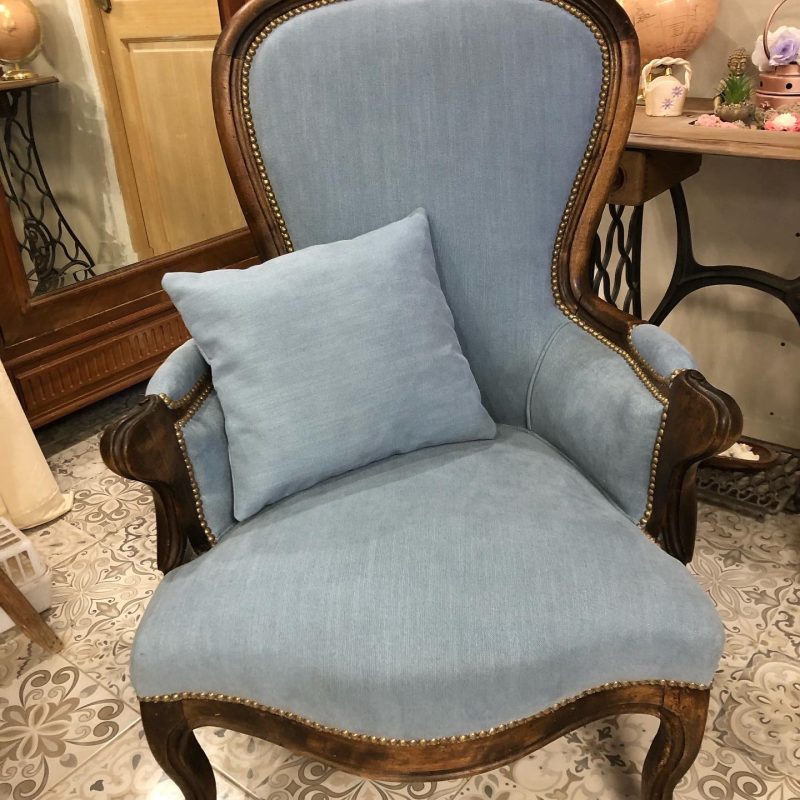 Fauteuil bleu fait par une tapissière d'ameublement