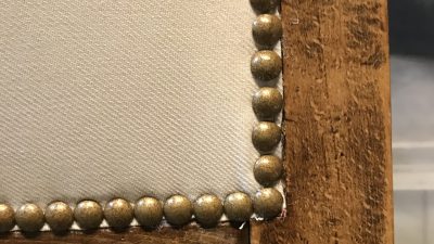 Détail de fauteuil pendant le stage en tapisserie d’ameublement
