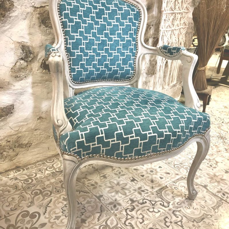Fauteuil bleu à carreau pendant le stage en tapisserie d’ameublement