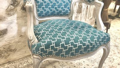 Fauteuil bleu ciel durant le stage de tapissier d’ameublement avec Sandrine Boulanger
