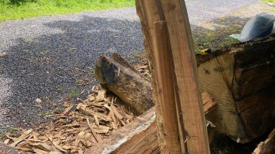 Morceaux de bois pendant le stage d'ébéniste en ébénisterie