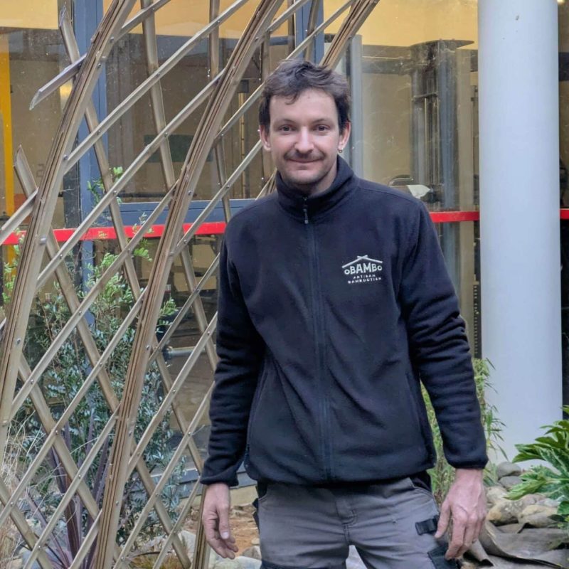 Mattias avec l'arche en bambou, Bamboutier en Ariège