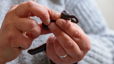 Création d'une sculpture en bronze avec une bronzière pendant le stage en fonderie