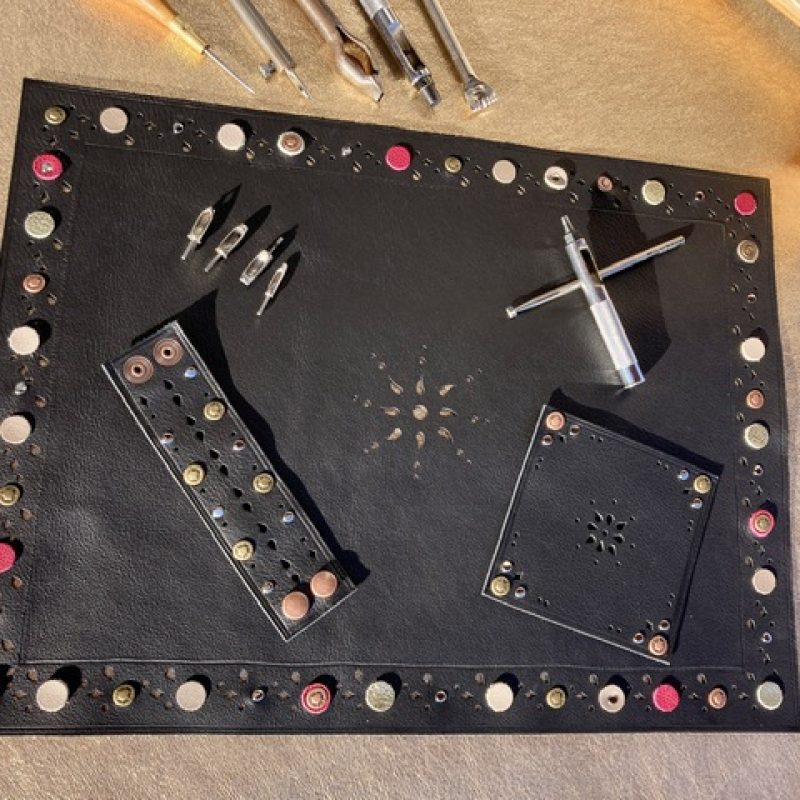 Outils de sellerie pendant le stage en maroquinerie avec un maroquinier dans le Pays Basque