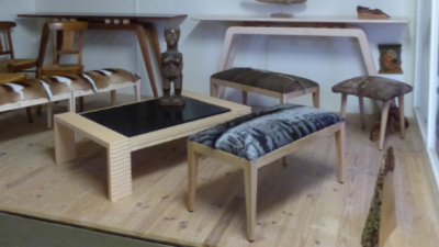 Meubles d'ébéniste dans un atelier au cours du stage d'initiation au bois