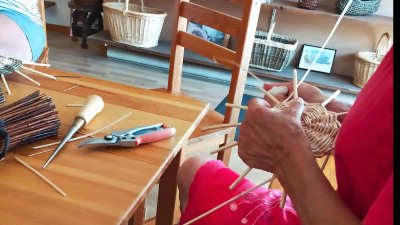 Début de panier dans l'atelier de vannerie pendant le stage avec un vannier
