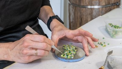 Collage des tesselles au mortier en pose direct stage sur les couleurs et les dégradés en mosaïque
