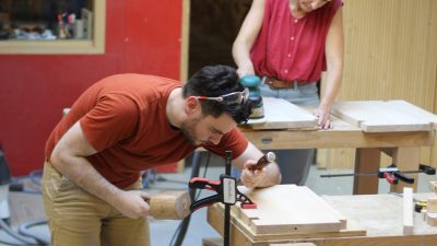 Confection de meubles pendant le stage avec un menuisier à Bordeaux en Gironde