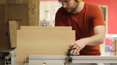 Stagiaire pendant le stage de menuiserie à Bordeaux