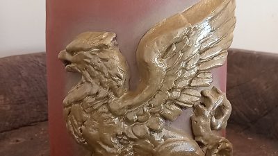 Création d'une boîte Griffon fait par Aude à Aix-en-Provence au cours du stage tournage céramique et poterie