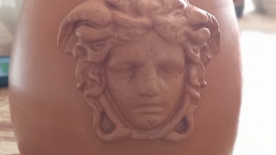 Création d'une carafe avec un visage par Aude à Aix-en-Provence dans les Bouches du Rhône (13) pendant le stage de céramique